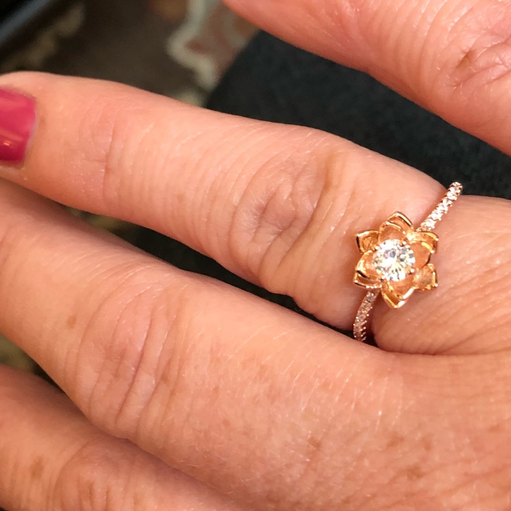 Gorgeous flower Ring - Picture 4 of 5